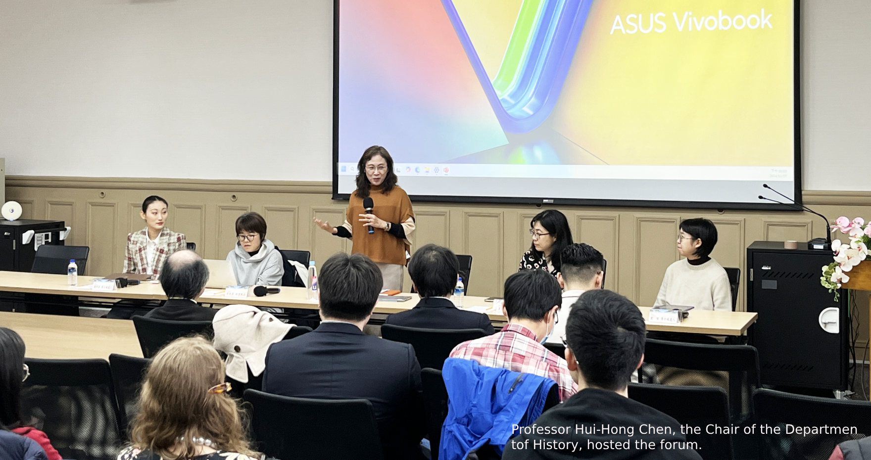 Professor Hui-Hong Chen, the Chair of the Department of History, hosted the forum