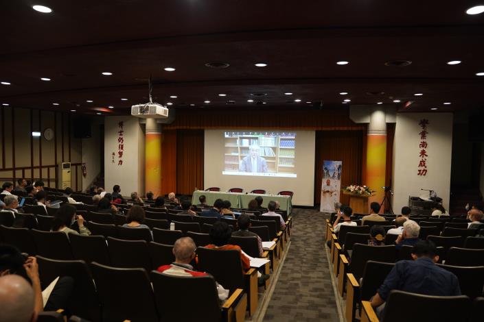 Dr. Fansen Wang, Academician of Academia Sinica engaging audience via online video calls