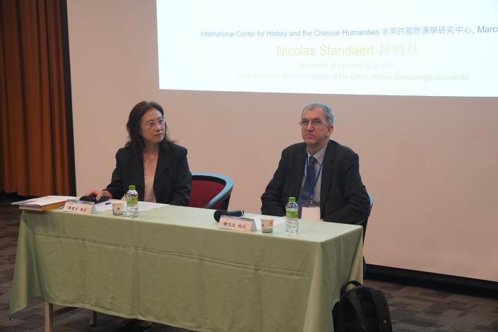 Prof. Nicolas Standaert of the KU Leuven in Belgium (right) and Prof. Huihung Chen, Director of the Department of History (left) delivering keynote speech