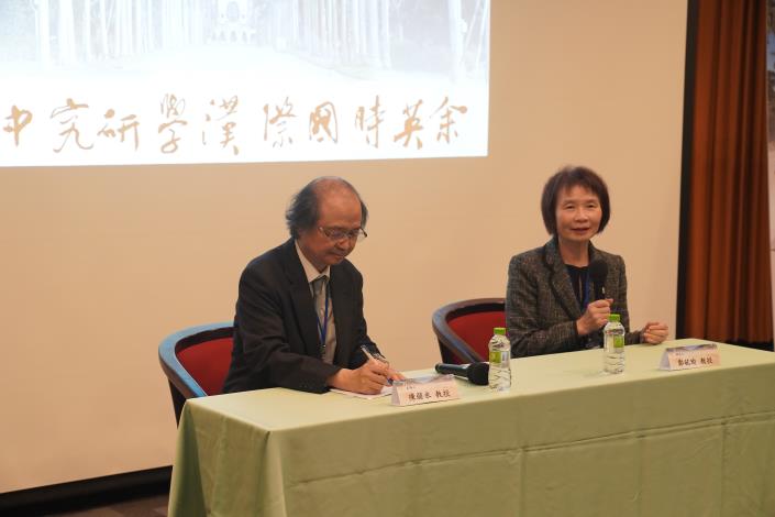 Opening ceremony hosted by Prof. Yuyu Cheng, Dean of the College of Liberal Arts (right) and Prof. Joshui Chen, the Center Director (left) for the memorial conference