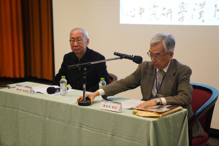 Dr. Chinshing Huang, Vice President of Acadmia Sinica giving opening remarks (left) for the keynote speech