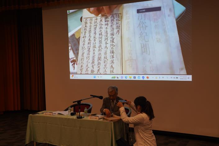 Prof. Hiroshi Watanabe of the University of Tokyo introducing Japanese collection of Classical Chinese texts to audience