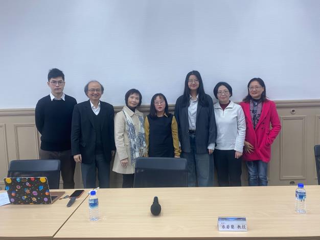 Group photo of Prof. Yu-yu Cheng, Dean of College of Liberal Arts, Prof. Jo-shui Chen, the Center Director, and forum speakers