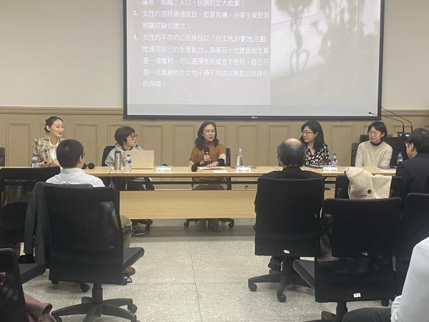 Prof. Hui-hung Chen, Director of Dept. of History commentating the speech