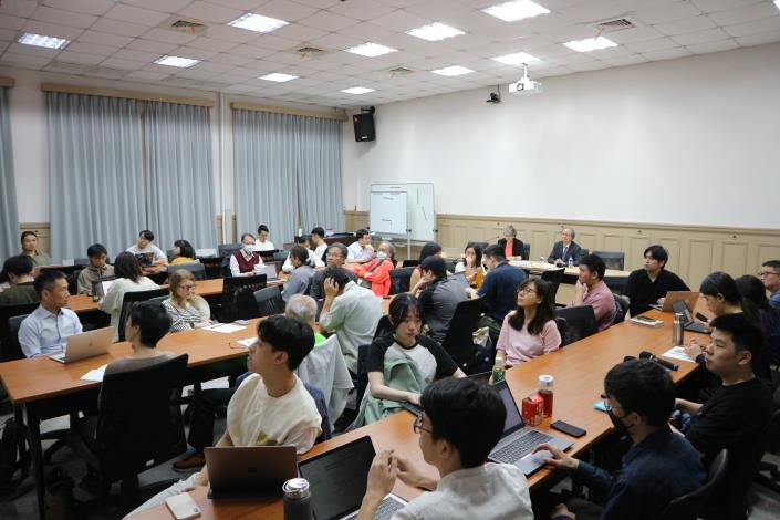 Attendees Focused on the Thematic Talk
